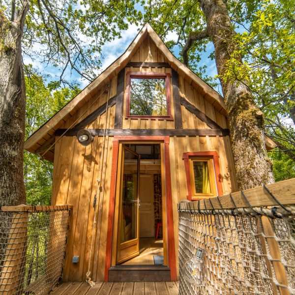 Nideno cabanes dans les arbres occitanie lot perigord cabane Cartoon pont