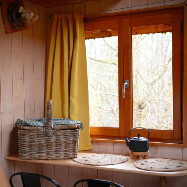 nideno cabanes dans les arbres occitanie lot perigord cabane cartoon table